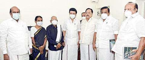 திராவிடர் கழகத் தலைவர் கி.வீரமணியின் 89-வது பிறந்தநாளையொட்டி, அவரது இல்லத்துக்கு முதல்வர் ஸ்டாலின் நேற்று சென்று வாழ்த்து தெரிவித்தார். கி.வீரமணியின் மனைவி மோகனாம்மாள், அமைச்சர்கள் துரைமுருகன், கே.என்.நேரு, எ.வ.வேலு, எம்ஆர்கே பன்னீர்செல்வம் ஆகியோர் உடன் இருந்தனர்.