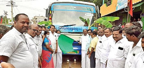 கலசப்பாக்கத்தில் இருந்து புதுச்சேரிக்கு இயக்கப்பட்ட புதிய பேருந்து சேவையை கொடியசைத்து தொடங்கி வைத்த எம்எல்ஏ சரவணன்.