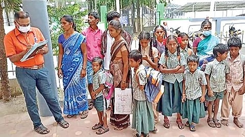 திருப்பத்தூர் ஆட்சியர் அலுவலகத்தில் மனு அளிக்க வந்த மாணவர்கள்.