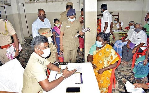 திருப்பத்தூரில் நேற்று காவல் துறை சார்பில் மக்கள் குறைதீர்வு கூட்டம் மாவட்ட காவல் கண்காணிப்பாளர் பாலகிருஷ்ணன் தலைமை தாங்கி புகார்தாரர்களிடம் தனித்தனியாக விசாரணை நடத்தினார்.
