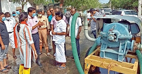 தூத்துக்குடி ரஹ்மத் நகர் பகுதியில் ராட்சத மோட்டார் பம்ப் மூலம் மழைநீரை வெளியேற்றும் பணிகளை மாவட்ட ஆட்சியர் கி.செந்தில்ராஜ் பார்வையிட்டார். உடன் மாநகராட்சி ஆணையர் தி.சாரு, ஓட்டப்பிடாரம் எம்எல்ஏ செ.சண்முகையா ஆகியோர் உள்ளனர். படம்: என்.ராஜேஷ்