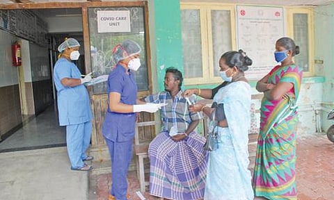 திருநெல்வேலி அரசு மருத்துவக்கல்லூரி மருத்துவமனை தனி வார்டில் காய்ச்சல் பரிசோதனை மேற்கொள்ளப்பட்டது.