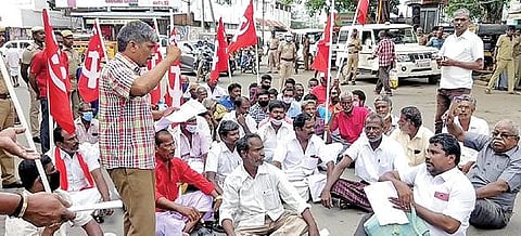 தென்காசியில் சாலை மறியலில் ஈடுபட்ட கட்டுமான தொழிலாளர்கள் சங்கத்தினர்.