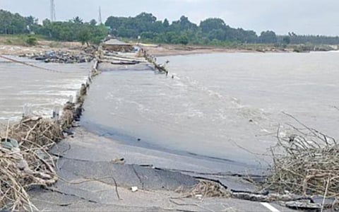 ஒரு மாதமாக நிரம்பி வழியும் வெங்கச்சேரி தடுப்பணை: கூடுதல் தடுப்பணை அமைக்க விவசாயிகள் வலியுறுத்தல்