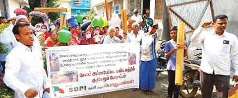 அடிப்படை வசதி செய்துதரக்கோரி மாநகராட்சி மண்டல அலுவலகத்தில் குடியேறும் போராட்டத்தில் ஈடுபட்ட அம்மாபேட்டை மாருதி நகர், அப்துல்கலாம் நகர் உள்ளிட்ட பகுதியைச் சேர்ந்த பொதுமக்கள்.