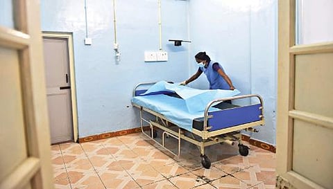 ஒமைக்ரான் வைரஸ் பரவல் முன்னெச்சரிக்கை நடவடிக்கையாக சேலம் அரசு மருத்துவமனையில் 12 படுக்கைகளுடன் கூடிய தனி சிறப்பு சிகிச்சை பிரிவு அமைக்கப்பட்டுள்ளது. இதற்காக படுக்கைகளை தயார் செய்யும் ஊழியர். படம்: எஸ்.குரு பிரசாத்