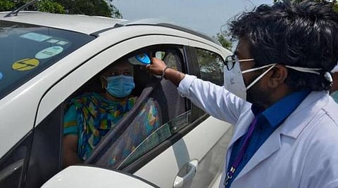 கர்நாடகாவில் ஒமைக்ரான் பாதிப்பு எதிரொலி; தமிழக எல்லையில் தீவிர கண்காணிப்பு: புதுவையிலும் தடுப்பு நடவடிக்கை எடுக்க முடிவு