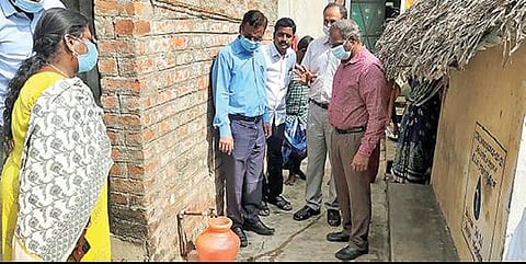 ராணிப்பேட்டை மாவட்டம் திருப்பாற்கடல் ஊராட்சியில் வீடுகளுக்கு குடிநீர் இணைப்பு வழங்கப்பட்டுள்ளதை நேற்று நேரில் ஆய்வு செய்த குடிநீர் வடிகால் வாரிய மேலாண் இயக்குநர் தட்சிணாமூர்த்தி. அருகில், மாவட்ட ஆட்சியர் பாஸ்கர பாண்டியன் உள்ளிட்டோர்.