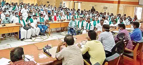 திருவண்ணாமலையில் ஆட்சியர் பா.முருகேஷ் தலைமையில் விவசாயிகள் குறைதீர்வு கூட்டம் நடைபெற்றது.