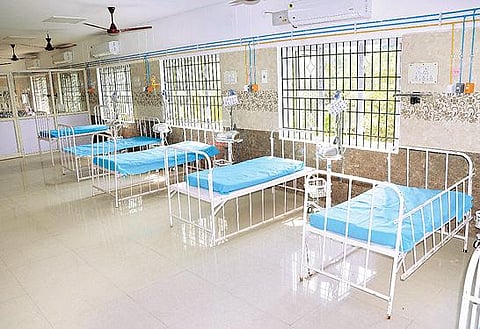 வேலூர் அரசு மருத்துவக்கல்லூரி மருத்துவமனையில் ஒமைக்ரான் சிகிச்சை பிரிவு தயாராக உள்ளது. அடுத்த படம்: திருவண்ணாமலை அரசு மருத்துவக் கல்லூரி மருத்துவமனையில் 60 படுக்கைகளுடன் தயார் நிலையில் உள்ள ஒமைக்ரான் சிறப்பு வார்டு.