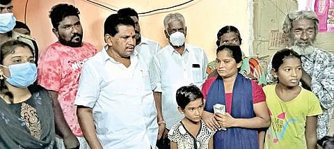 திருச்செந்தூர் அருகே ஆலந்தலையில் மீன்பிடிக்கச் சென்றபோது கடலில் மூழ்கி உயிரிழந்த மீனவர் சென்ட்ரின் வீட்டுக்கு அமைச்சர் அனிதா ராதாகிருஷ்ணன் சென்று ஆறுதல் கூறினார்.