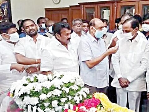 ரோசய்யாவின் உடலுக்கு உச்ச நீதிமன்ற தலைமை நீதிபதி என்.வி.ரமணா, தெலங்கானா முதல்வர் கே.சந்திரசேகர ராவ் ஆகியோர் அஞ்சலி செலுத்தினர். உள்படம்: ரோசய்யா.