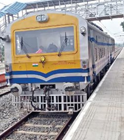 சேலம்-விருத்தாசலம் ரயில்வே மின்பாதையில் நேற்று சோதனை ஓட்டம் நடைபெற்றது. இதையடுத்து, ஆத்தூர் ரயில் நிலையத் துக்கு வந்த மின்சார ரயில் இன்ஜின்.