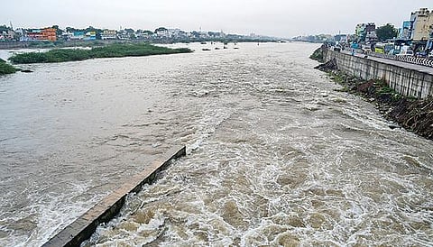 வடகிழக்குப் பருவமழை தொடர்ந்து பெய்து வருவதால் மதுரையில் பல ஆண்டுகளுக்கு பிறகு இரு கரைகளையும் தொட்டபடி கரைபுரண்டோடும் வைகை ஆறு. படங்கள்: எஸ். கிருஷ்ணமூர்த்தி / ஜி.மூர்த்தி