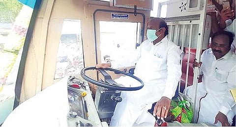 திருவண்ணாமலை-திருச்சி இடையேயான பேருந்து சேவை தொடங்கி வைக்கும் அமைச்சர் எ.வ.வேலு.