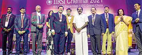 இந்தியாவில் கண் அறுவை சிகிச்சை குறித்த ஐஐஆர்எஸ்ஐ-2021 மாநாட்டை சென்னை கிண்டியில் உள்ள ஐடிசி கிராண்ட் சோழா ஓட்டலில் தமிழக சுற்றுச்சூழல் துறை அமைச்சர் சிவ.வி.மெய்யநாதன் நேற்று தொடங்கி வைத்தார். ஐஐஆர்எஸ்ஐ அமைப்பின் தலைவர் வினோத் அரோரா, அமைப்பின் செயலாளரும், டாக்டர் அகர்வால்ஸ் கண் மருத்துவமனை தலைவருமான அமர் அகர்வால், ராஜன் கண் மருத்துவமனை தலைவர், மருத்துவ இயக்குநர் மற்றும் அமைப்பின் பொருளாளர் மோகன் ராஜன் உள்ளிட்டோர் பங்கேற்றனர்.படம்: பு.க.பிரவீன்