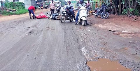 குண்டும் குழியுமான சாலையை சீரமைக்க மா.கம்யூ. வலியுறுத்தல் :