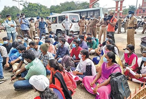 கோவை வேளாண் பல்கலை.யில் அரியர் தேர்வு எழுதியவர்களில் பலர் தோல்வி : அதிர்ச்சியடைந்த மாணவர்கள் போராட்டம்