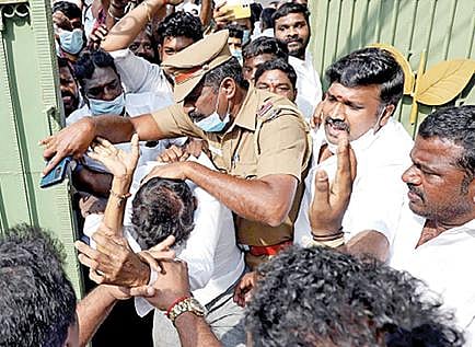 அதிமுக ஒருங்கிணைப்பாளர்கள் தேர்தலில் போட்டியிட நேற்று வேட்புமனு தாக்கல் செய்ய வந்த ராஜேஷ் என்பவர் தாக்கப்பட்டார். அவரை கட்சி அலுவலகத்தில் இருந்து வெளியே மீட்டுவந்த போலீஸார்.