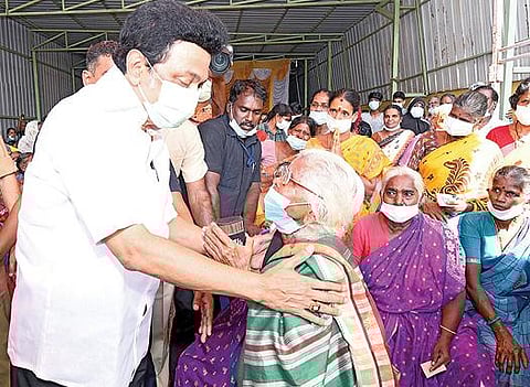 கனமழை வெள்ளத்தால் பாதிக்கப்பட்ட ஐயப்பன்தாங்கல் மற்றும் போரூர் ஏரி கலங்கல் பகுதியை முதல்வர் ஸ்டாலின் நேற்று பார்வையிட்டு ஆய்வு செய்தார்.படம்: பு.க.பிரவீன்