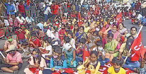 அரசு போக்குவரத்துக் கழக ஊழியர்களுக்கு புதிய ஊதிய ஒப்பந்தம் உள்ளிட்ட பல்வேறு கோரிக்கைகளை வலியுறுத்தி சென்னை பல்லவன் இல்லம் முன்பு நேற்று குடும்பத்துடன் போராட்டத்தில் ஈடுபட்ட சிஐடியு தொழிற்சங்கத்தினர்.படம் ம.பிரபு