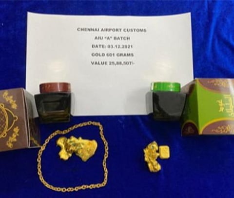 சென்னை விமான நிலையத்தில் தங்கம், சவுதி ரியால், மின்னணு பொருட்கள் பறிமுதல்