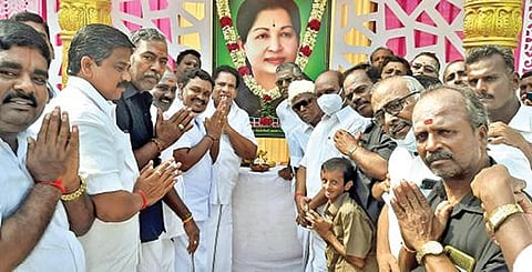 ஆரணியில் முன்னாள் முதல்வர் ஜெயலலிதாவின் உருவ படத்துக்கு மாவட்ட ஆவின் தலைவர் பாரி பாபு தலைமையில் மலர் தூவி அஞ்சலி செலுத்தப்பட்டது.