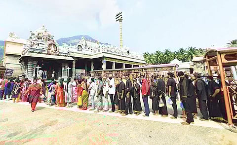 அண்ணாமலையார் கோயிலில் சுவாமி தரிசனம் செய்ய நீண்ட வரிசையில் காத்திருந்த பக்தர்கள்.