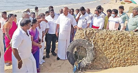 கூட்டப்புளியில் கடல் அலையில் படகுகள் இழுத்துச் செல்லப்பட்ட பகுதியை சட்டப்பேரவைத் தலைவர் அப்பாவு பார்வையிட்டு, அப்பகுதி மீனவர்களுக்கு ஆறுதல் கூறினார்.