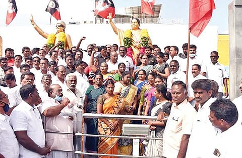 திருச்சி சுப்பிரமணியபுரத்திலுள்ள தெற்கு மாவட்ட அதிமுக அலுவலகத்தில், மறைந்த முதல்வர் ஜெயலலிதாவின் படத்துக்கு நேற்று மலர் தூவி அஞ்சலி செலுத்திய மாவட்டச் செயலாளர் ப.குமார். (அடுத்த படம்) கரூரில் ஜெயலலிதா சிலைக்கு மாலை அணிவித்து மரியாதை செலுத்தும் அதிமுகவினர்.