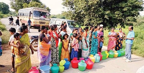 சீரான குடிநீர் வழங்கக் கோரி, ஊத்தங்கரை அடுத்த கல்லூர் கிராமத்தில் காலிக் குடங்களுடன் கல்லாவி-ஊத்தங்கரை சாலையில் மறியலில் ஈடுபட்ட பெண்கள்.