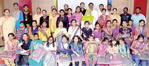 மதுரை பழங்காநத்தத்தில் நடந்த நிகழ்ச்சியில் பங்கேற்ற குழந்தைகளுடன் சிறப்பு விருந்தினர் மருத்துவர் ராஜேஸ்வரன் உட்பட ஐஸ்வர்யம் அறக்கட்டளை நிர்வாகிகள்.