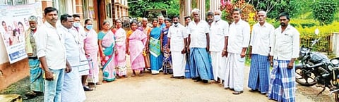 குறிஞ்சிப்பாடி பகுதியில் கனமழையால் பாதிக்கப்பட்டுள்ள நெற்பயிர்களுக்கு உரிய நிவாரணம் வழங்கக் கோரி மார்க்சிஸ்ட் கம்யூனிஸ்ட் கட்சியினர் வட்டாட்சியரிடம் மனு அளித்தனர்.