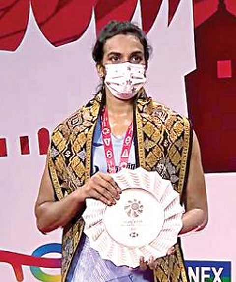 பிடபிள்யூஎஃப் உலக டூர் பைனல்ஸ் தொடரில் வெள்ளிப் பதக்கம் வென்ற இந்தியாவின் பி.வி.சிந்து.