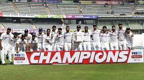 டெஸ்ட் தொடரை வென்ற மகிழ்ச்சியில் இந்திய அணியினர் | படம் உதவி: ட்விட்டர்.