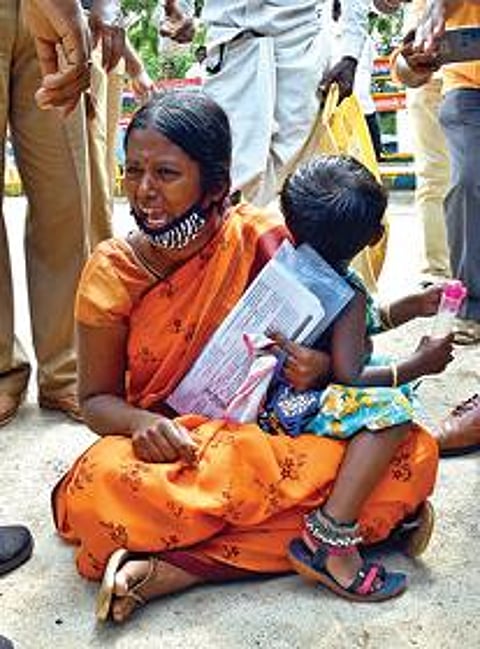 கால்நடைகளுக்கு கோமாரி நோய் தடுப்பூசி போட வலியுறுத்தி தூத்துக்குடி மாவட்ட ஆட்சியர் அலுவலகத்தில் மனு அளிக்க வந்த தமிழ்நாடு பால் உற்பத்தியாளர் சங்கத்தினர். (அடுத்த படம்) குழந்தையுடன் தரையில் அமர்ந்து தர்ணா செய்த அழகுநாச்சியாபுரத்தை சேர்ந்த மாரியம்மாள். படங்கள்: என்.ராஜேஷ்