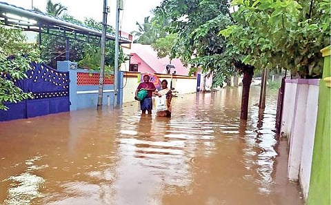 பாளையங்கோட்டை கேடிசி நகர் இஸ்மாயில் தெருவில் தேங்கியுள்ள மழைநீர். படம்: மு.லெட்சுமி அருண்