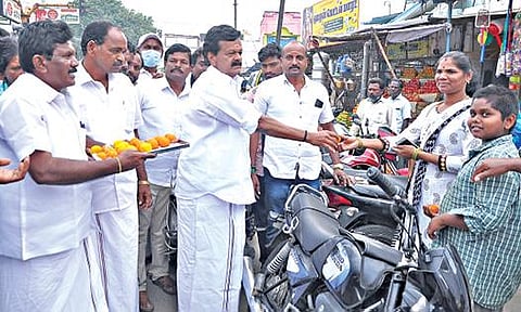 அதிமுக ஒருங்கிணைப்பாளர், இணை ஒருங்கிணைப்பாளர் போட்டியின்றி தேர்வு செய்யப்பட்டதை தொடர்ந்து, கிருஷ்ணகிரி கிழக்கு மாவட்ட செயலாளர் அசோக்குமார் எம்எல்ஏ தலைமையில் கட்சியினர் இனிப்புகள் வழங்கி கொண்டாடினர்.