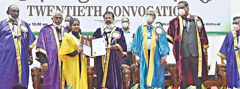 சேலம் பெரியார் பல்கலைக்கழகத்தில் நேற்று பட்டமளிப்பு விழா நடைபெற்றது. இதில், மாணவி ஒருவருக்கு உயர் கல்வித்துறை அமைச்சர் பொன்முடி பட்டம் வழங்கினார். உடன் பல்கலைக்கழக துணைவேந்தர் ஜெகநாதன், உயர்கல்வித் துறை முதன்மை செயலர் கார்த்திகேயன், இந்திய அறிவியல் நிறுவன இயக்குநர் கோவிந்தன் ரங்கராஜன் உள்ளிட்டோர். படம்: எஸ்.குரு பிரசாத்