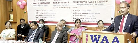 உயர் நீதிமன்றக் கிளையில் அனைத்து வழக்கறிஞர்கள் சங்கங்கள் சார்பில் நடந்த விழாவில் பேசினார் சென்னை உயர் நீதிமன்ற தலைமை நீதிபதி (பொறுப்பு) எம்.என். பண்டாரி. அருகில், உச்ச நீதிமன்ற நீதிபதிகள் வி.ராமசுப்பிரமணியன், எம்.எம்.சுந்தரேஷ், நிர்வாக நீதிபதி புஷ்பா சத்யநாராயணா உள்ளிட்டோர்.