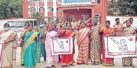 திண்டுக்கல்லில் ஒருங்கிணைந்த நீதிமன்ற வளாகம் முன் முன்னாள் எம்.எல்.ஏ. பாலபாரதி தலைமையில் ஆர்ப்பாட்டத்தில் ஈடுபட்ட இந்திய ஜனநாயக மாதர் சங்கத்தினர்.