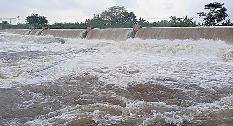 சீலையம்பட்டி தடுப்பணைகளில் சீறிப்பாய்ந்து வெளியேறும் முல்லை பெரியாறு. படம்: என்.கணேஷ்ராஜ்