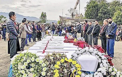 நாகாலாந்தின் மோன் மாவட்டத்தில் தீவிரவாதிகள் என தவறாக நினைத்து ராணுவத்தினர் சுட்டதில் பொதுமக்கள் 14 பேர் உயிரிழந்தனர். இறந்தவர்களின் உடல்களுக்கு உறவினர்களும் உள்ளூர் மக்களும் நேற்று இறுதி அஞ்சலி செலுத்தினர். படம்: பிடிஐ