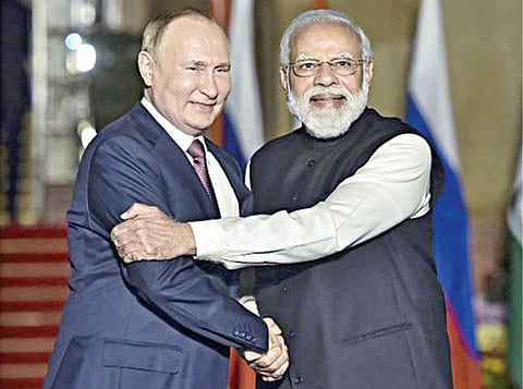 இந்தியா, ரஷ்யா உச்சி மாநாடு டெல்லியில் நேற்று நடைபெற்றது. இதில் பங்கேற்க ஹைதராபாத் இல்லத்துக்கு வந்த ரஷ்ய அதிபர் விளாடிமிர் புதினை, பிரதமர் நரேந்திர மோடி ஆரத் தழுவி வரவேற்றார். படம்: பிடிஐ