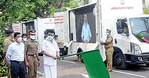 குழந்தைகள் மீதான குற்ற நடவடிக்கைகள் தடுப்பு குறித்த விழிப்புணர்வை ஏற்படுத்தும் வகையில் ரூ.40 லட்சம் மதிப்பில் 2 பல்நோக்கு பயன்பாட்டு விழிப்புணர்வு வாகனங்களை முதல்வர் ஸ்டாலின் நேற்று கொடியசைத்து தொடங்கி வைத்தார்.படம்: க.பரத்