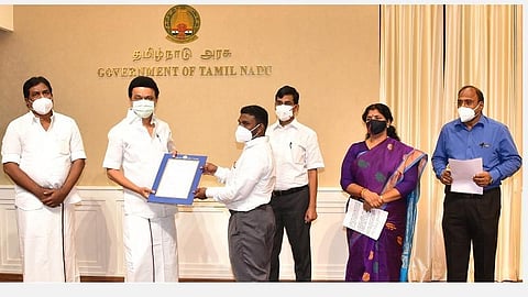 கருணை அடிப்படையில் 15 பேரின் வாரிசுதாரர்களுக்குப் பணி நியமன ஆணை: முதல்வர் ஸ்டாலின் வழங்கினார்