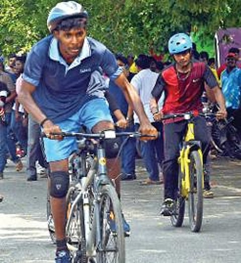 தூத்துக்குடியில் நடைபெற்ற மாநில அளவிலான சைக்கிள் போட்டியில் ஆர்வமுடன் பங்கேற்ற மனவளர்ச்சி குன்றிய மாணவர்கள். படம்: என்.ராஜேஷ்