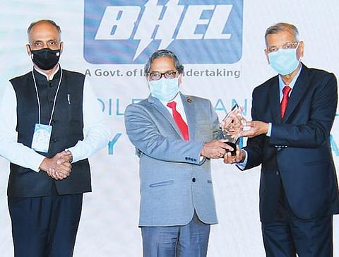 திருச்சி பெல் நிறுவனத்துக்கு ஐரோப்பிய தர மேலாண்மை அறக்கட்டளை வழங்கிய விருதை பெற்றுக் கொள்கிறார் பொது மேலாளர் (பொறுப்பு) எஸ்.வி. னிவாசன். உடன் பெல் தலைவர் நலின் ஷிங்கால் (இடது ஓரம்).