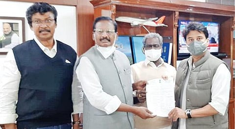 திருச்சியிலிருந்து வாரணாசிக்கு விமானசேவை அளிக்கக் கோரி மத்திய விமான போக்குவரத்துத் துறை அமைச்சர் ஜோதிராதித்ய சிந்தியாவிடம் மனு அளித்த எம்.பி.க்கள் ராமலிங்கம், செல்வராஜ். உடன் எம்.பி செல்லக்குமார்.