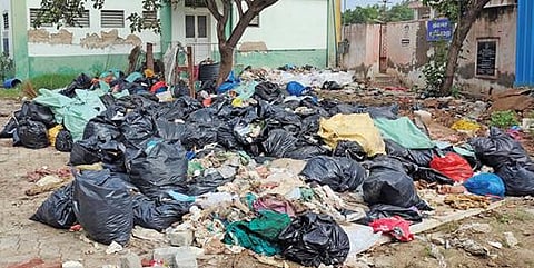 விருதுநகர் அரசு மருத்துவக் கல்லூரி மருத்துவமனை வளாகத்தில் பிளாஸ்டிக் பைகளில் கட்டப்பட்டு பல நாட்களாக அகற்றப்படாமல் குவிந்து கிடக்கும் பிரசவ கழிவுகள்.